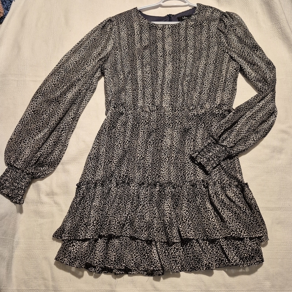 Lulus women's size Large long sleeve mini dress, lined flowers black & white EUC